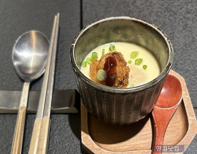 이물질이 나온 계란찜. /사진=제보자 제공