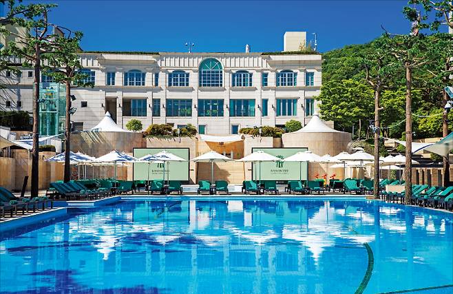 반얀트리 서울 오아시스 야외 수영장. 반얀트리클럽앤스파 서울 제공