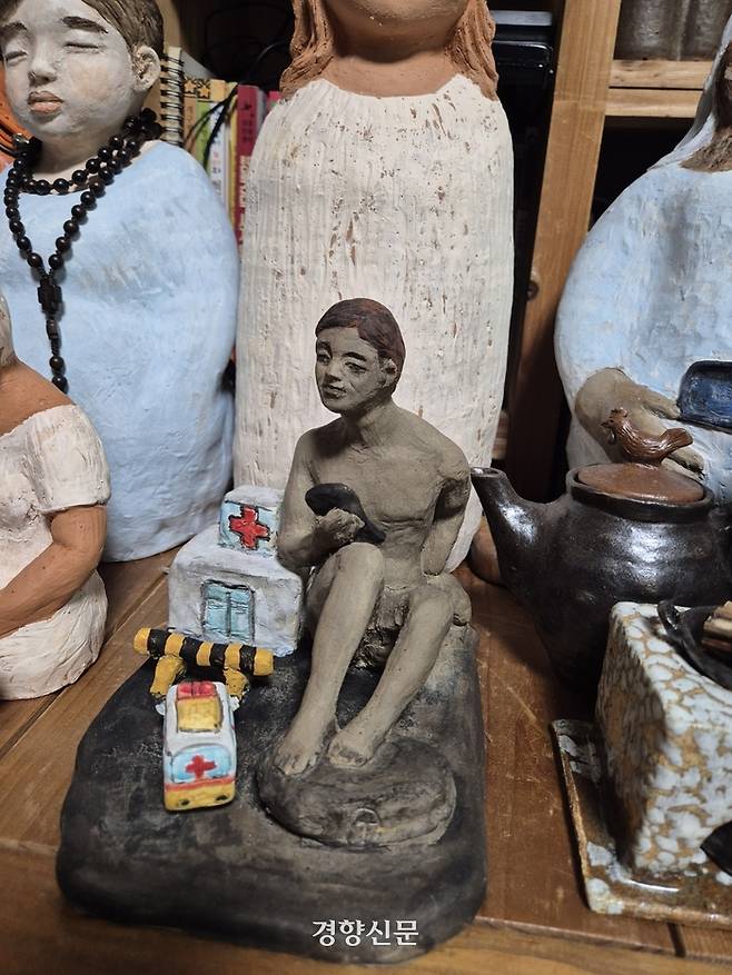 정유엽군의 아버지 정성재씨가 빚은 조각 작품. 출입을 거부 당한 병원 앞에서한 사내가  벌거벗은 채 전화기를 쥐고 있다. 반기웅 기자