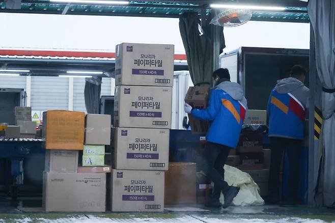 CJ대한통운 주7일 배송제 시행 이후 직원들이 터미널에서 배송 품목을 분류하고 있다. 연합뉴스
