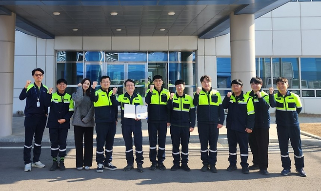 포스코퓨처엠 정한석 기술기획그룹장(왼쪽부터 다섯 번째)과 직원들이 17일 산업통상자원부 장관 표창을 들고 기념촬영하고 있다.<포스코퓨처엠>