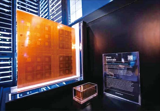 SKC의 유리기판이 미국 라스베이거스에서 열린 ‘CES 2025’ SK 전시관 인공지능(AI) 데이터센터(DC) 구역에 전시돼 있다. (SKC 제공)