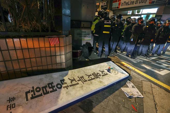 윤석열 대통령에 대한 구속영장 발부 소식에 격분한 윤 대통령 강성 지지자들이 19일 새벽 서울 마포구 서울서부지법에 난입해 법원 현판을 훼손시켜 땅에 떨어져 있다. /사진=뉴스1