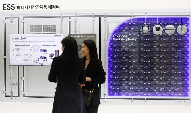 [서울=뉴시스] 김진아 기자 = 16일 서울 강남구 코엑스에서 열린 2024 그린비즈니스위크에서 관람객들이 다양한 배터리 기술을 살펴보고 있다. 2024.10.16. bluesoda@newsis.com /사진=김진아