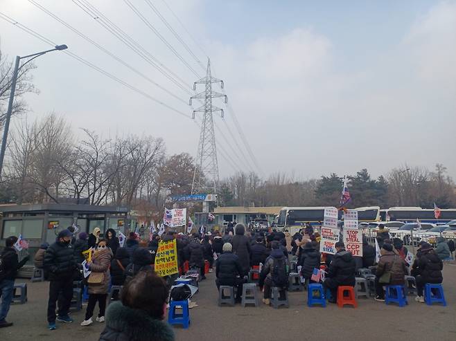 20일 오후 1시20분쯤 지지자들이 늘어났지만 지난 19일과 달리 조용하게 집회를 여는 모습 /사진=오석진 기자