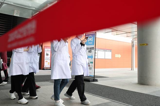 사진은 20일 서울의 한 대학병원 의료진의 모습. /사진= 뉴스1