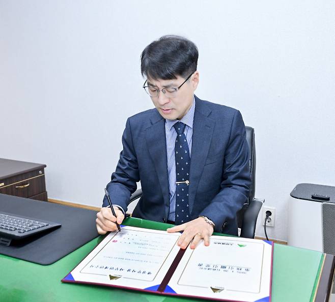 김정기 대구시 행정부시장이 취임 후 결재를 하고 있다./사진제공=대구광역시