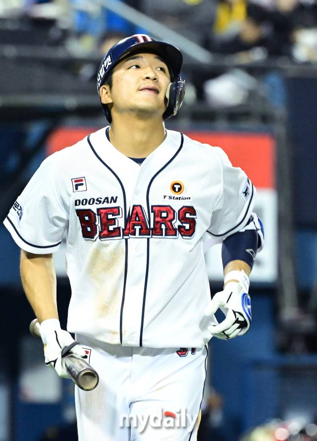2024년 4월 12일 오후 서울 잠실야구장에서 진행된 '2024 신한 SOL 뱅크 KBO 리그' LG-두산의 경기. 두산 김대한이 5회말 무사 1루에서 켈리에게 삼진을 당한 뒤 아쉬워 하고 있다./마이데일리