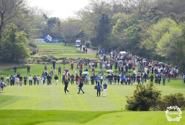 2024 두산 We've 챔피언십 FR 18번홀에 모인 갤러리들./KLPGA