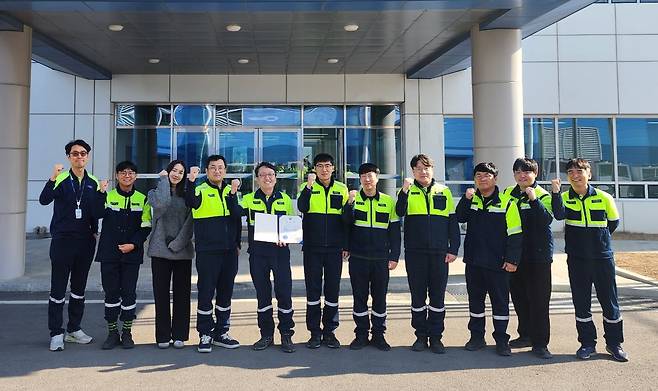 정한석 포스코퓨처엠 기술기획그룹장(왼쪽 다섯 번째)과 직원들이 지난 17일 산업통상자원부 장관 표창을 들고 기념 촬영을 하고 있다.  [포스코퓨처엠 제공]