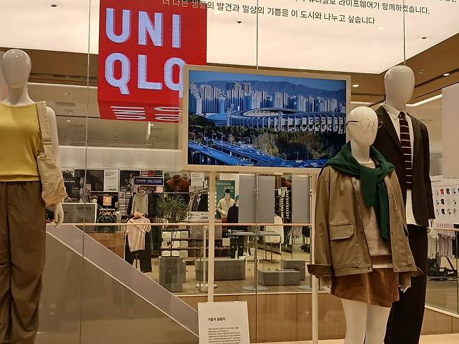 서울 잠실에 문을 연 국내 최대 규모 유니클로 매장 디스플레이존에는 잠실의 계절을 담아 특별히 제작한 영상이 송출되고 있다.  김희량 기자