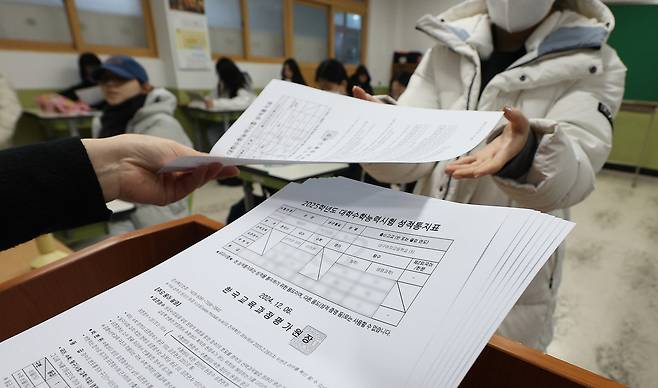 2028년도 대학수학능력시험(이하 수능)의 시험 체제가 확정됐다. 2028학년도 수험생부터 수능 국어·수학·탐구 영역의 선택과목이 폐지되어 ‘통합형 수능’이 시행된다. 사진은 2025학년도 대학수학능력시험(수능) 성적표 배부일인 6일 대구여자고등학교 3학년 교실에서 학생들이 수능 성적표를 받고 있는 모습. [연합]
