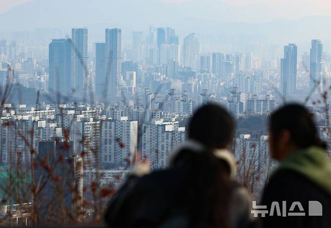 [서울=뉴시스] 황준선 기자 = 8일 KB부동산에 따르면 지난해 12월 기준 서울 아파트 중위 전셋값은 5억5167만원으로 2년 만에 최고치를 기록했다. 전세사기 여파로 비 아파트 기피 현상 지속과 공급 부족으로 인해 수도권을 중심으로 전셋값 상승세가 이어진 것으로 풀이된다. 사진은 이날 서울 남산에서 바라본 아파트 단지 모습. 2025.01.08. hwang@newsis.com