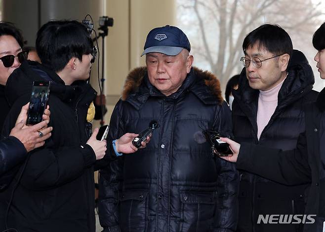 [서울=뉴시스] 김명년 기자 = 경찰이 윤석열 대통령의 부인 김건희 여사의 '쥴리 의혹'을 유포한 혐의를 받는 안해욱 전 한국초등학교태권도연맹 회장을 20일 소환해 조사한다. 사진은 안씨가 지난해 2월1일 오전 서울 서초구 서울중앙지방법원에서 열린 구속 전 피의자 심문(영장실질심사)에 참석하기 전 취재진의 질문에 답하고 있는 모습. 2024.02.01. kmn@newsis.com