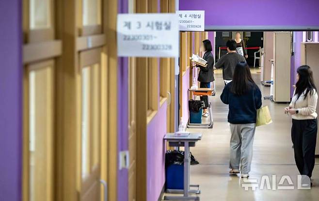 [부산=뉴시스] 하경민 기자 = 2025학년도 대학수학능력시험일인 지난해 11월14일 부산 동래구 사직고등학교에서 수험생들이 고사장에 입실하고 있다. (공동취재) 2025.01.20. photo@newsis.com