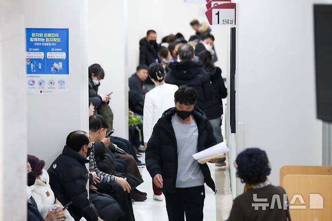[서울=뉴시스]﻿﻿역대급 독감(인플루엔자)이 유행 중이다. 호흡기 바이러스는 일시적인 증상에 그치지 않고 쇠약감, 기침, 근육통 등 후유증을 남길 수 있어 주의해야 한다. 고려대 안산병원에서 마스크를 착용한 채 진료를 대기하고 있는 환자들의 모습. (사진= 고려대 안산병원 제공) 2025.01.20. photo@newsis.com.