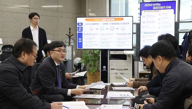 [대전=뉴시스] 20일 임기근 조달청장(왼쪽줄 가운데)이 정부대전청사 기자실에서 '2025년 조달청 업무계획'을 설명하고 있다.(사진=조달청 제공) *재판매 및 DB 금지