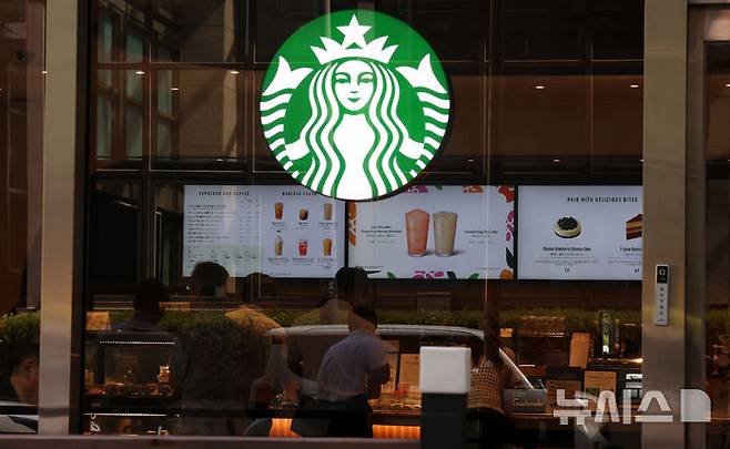 [서울=뉴시스] 추상철 기자 = 31일 오후 서울시내 한 스타벅스 매장에서 시민들이 음료를 주문하고 있다. 2024.07.31. scchoo@newsis.com