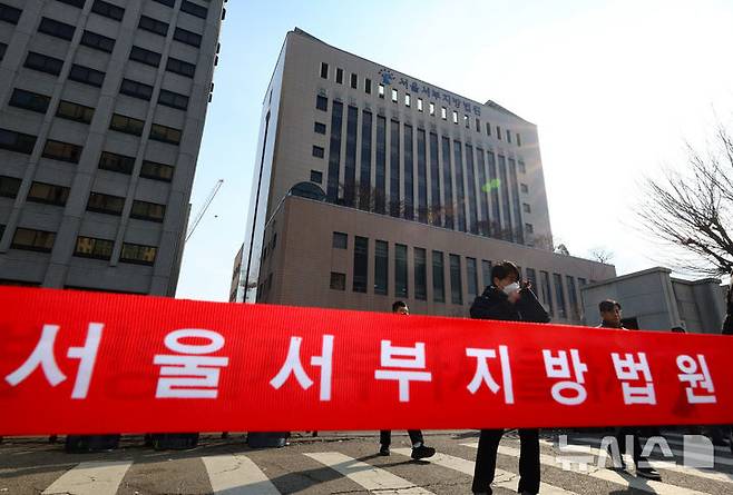 [서울=뉴시스] 황준선 기자 = 19일 윤석열 대통령 지지자들의 폭력사태가 일어난 서울 마포구 서울서부지방법원 앞에서 경찰 병력이 출입을 통제하고 있다. 2025.01.19. hwang@newsis.com