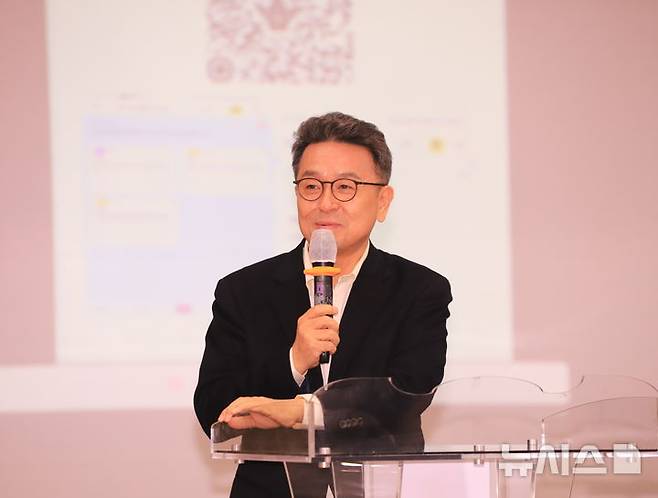 [수원=뉴시스]강연하는 이철희 전 청와대 정무수석(사진=경기시민연구소 울림 제공)