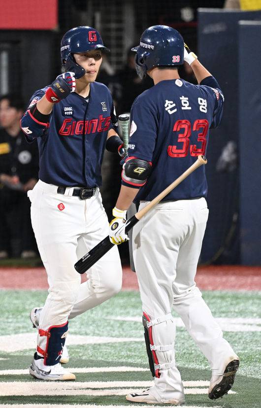 [OSEN=김성락 기자] 롯데 고승민(왼쪽)이 솔로 홈런을 날린 뒤 홈에서 손호영과 기쁨을 나누고 있다.  2024.06.20 / ksl0919@osen.co.kr