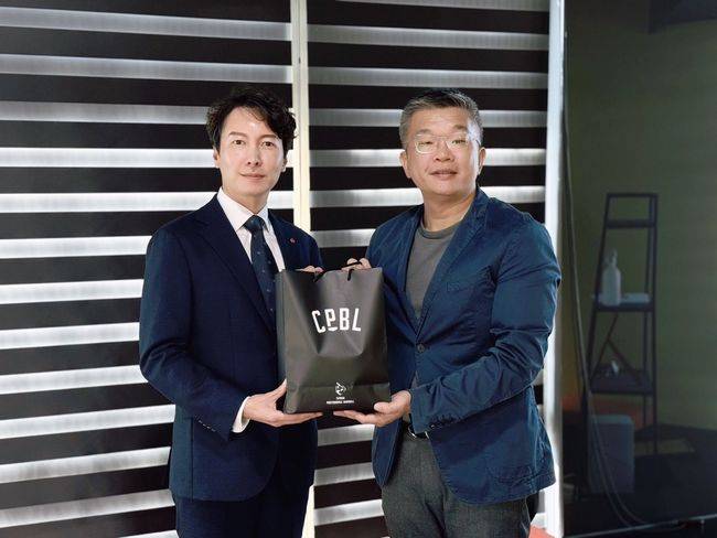 롯데 박준혁 단장(왼쪽)과 CPBL 차이치창 커미셔너. /롯데 자이언츠 제공