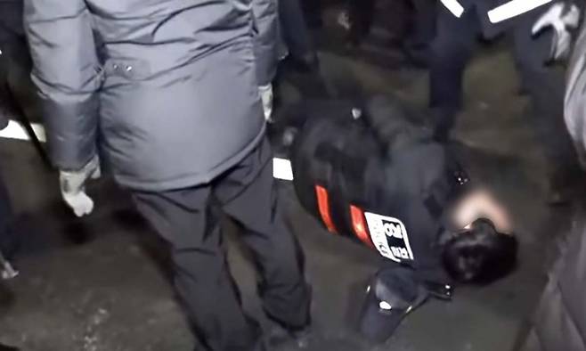 19일 서울서부지법 난입 사태에 부상을 입은 한 경찰관이 바닥에 누워 고통을 호소하고 있다. 엑스 갈무리
