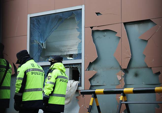 윤석열 대통령이 구속된 19일 오전 격분한 윤 대통령 지지자들의 난입 사태가 발생한 서울 마포구 서울서부지방법원에서 경찰이 현장을 통제하고 있다. 뉴스1