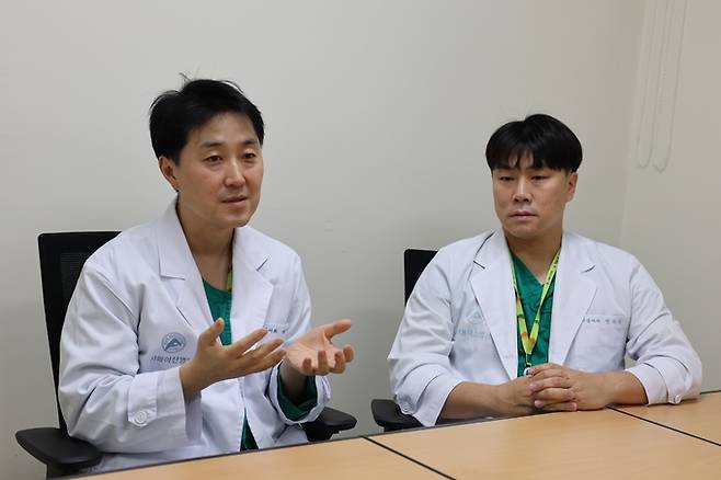 이병섭·정의석 서울아산병원 신생아과 교수가 17일 서울아산병원 회의실에서 신생아 횡격막 탈장과 관련해 인터뷰하고 있다. 이진우 기자