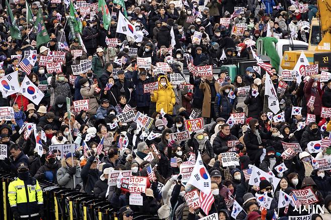 1월4일 탄핵을 반대하는 윤석열 지지자들이 서울 한남동 대통령 관저 앞에서 집회를 열고 있다. ⓒ시사IN 조남진