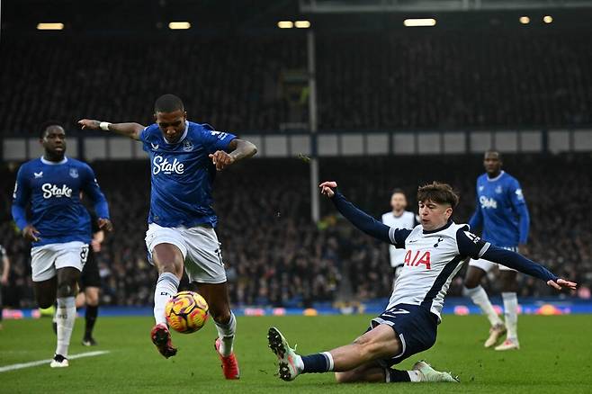 ▲ 엔제 포스테코글루 토트넘 홋스퍼 감독으로부터 자시를 듣고 투입되는 마이키 무어(사진 위), 손흥민 근처에서 훈련하며 모든 것을 흡수하려 애쓰고 있다. ⓒ연합뉴스/REUTERS/AFP