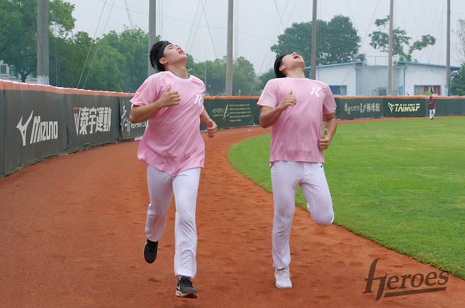 키움 히어로즈 2025 신인 정현우와 김윤하가 지난해 11월 대만에서 열린 2024 키움 루키 캠프에서 훈련에 매진하고 있다. /사진=키움 히어로즈 제공. /사진=키움 히어로즈 제공