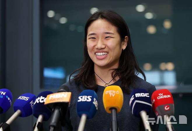 안세영이 20일 오후 인천국제공항 제1터미널을 통해 귀국해 취재진 질문에 답하고 있다. /사진=뉴시스