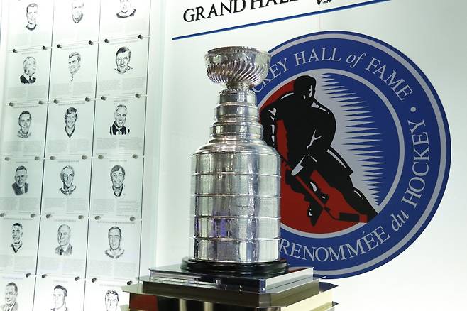 스탠리 컵의 밴드 위에는 우승한 팀의 이름과 연도, 그리고 코치 이름과 선수 이름이 새겨져 있다.