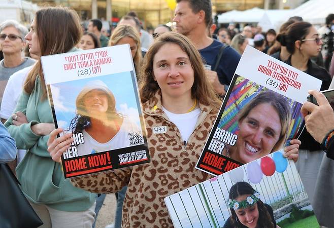 "사촌 언니는 죽었지만…" (텔아비브=연합뉴스) 김동호 특파원 = 이스라엘과 하마스 휴전이 발효된 19일(현지시간) 오후 이스라엘 텔아비브의 '인질 광장'에서 인질·희생자 가족 샤이 디크만이 석방 과정을 방송으로 지켜보고 있다. 2025.1.19 dk@yna.co.kr