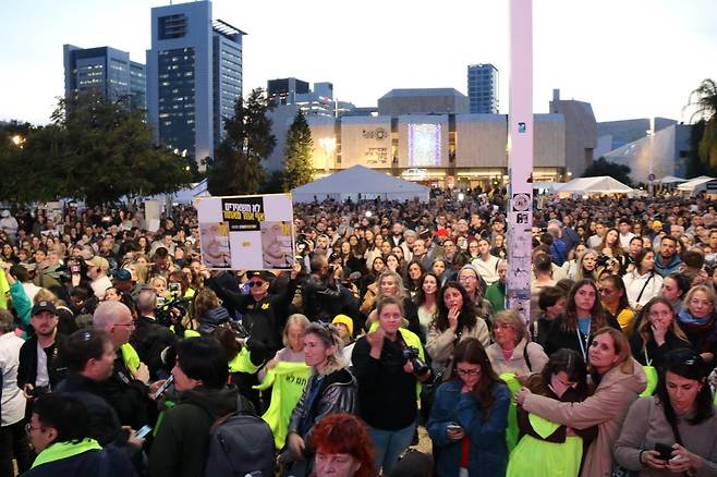 "무사히 귀환하길" (텔아비브=연합뉴스) 김동호 특파원 = 이스라엘과 하마스 휴전이 발효된 19일(현지시간) 오후 이스라엘 텔아비브의 '인질 광장'에 많은 사람이 모여 있다. 2025.1.19 dk@yna.co.kr