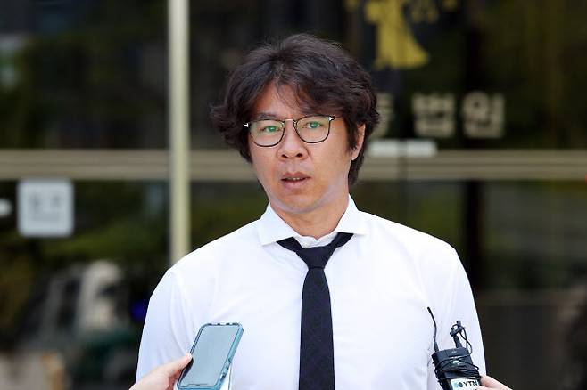 지난해 6월 11일 오전 광주 동구 광주지법 앞에서 전직 프로야구 선수 임창용 씨가 도박자금 관련 사기 혐의로 재판을 받은 뒤 취재진의 질문에 답하고 있다. (사진=연합뉴스)
