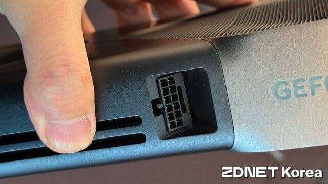 지포스 RTX 5090 탑재 파운더스 에디션 그래픽카드. 12V-2x6 전원 단자로 최대 600W를 공급받는다. (사진=지디넷코리아)