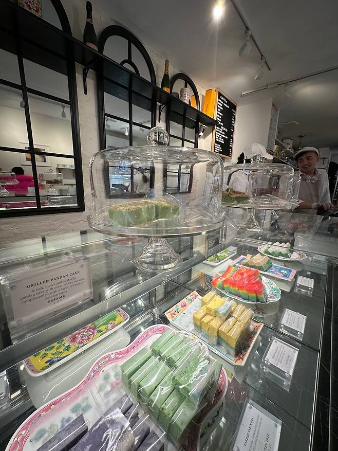 최근 미국 뉴욕에서 동남아시아 식물인 판단(pandan)으로 만든 간식이 유행하고 있다. 사진은 판단 간식으로 큰 인기를 얻는 카페 '레이디 웡'. /윤주헌 특파원