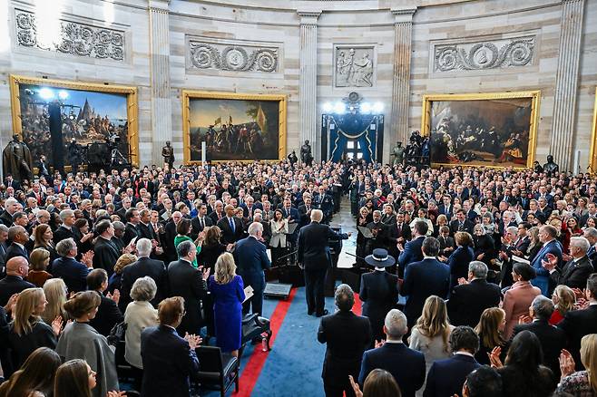 도널드 트럼프 미국 대통령이 20일(현지시간) 미국 워싱턴 D.C. 미 국회의사당 의사당 로툰다에서 열린 제47대 미국 대통령 취임식에서 연설하고 있다. /EPA 연합뉴스