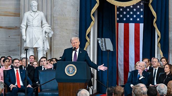 도널드 트럼프 미국 대통령이 20일 미 의회 의사당 중앙홀에서 진행된 47대 대통령 취임식에서 연설을 하고 있다./AP 연합뉴스