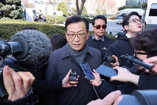 내란 우두머리 혐의로 체포된 윤석열 대통령이 구속 전 피의자심문(영장실질심사)에 전격 출석하기로 한 지난 18일 서울 마포구 서울서부지법 앞에서 윤 대통령 측 석동현 변호사가 취재진의 질문에 답하고 있는 모습. 연합뉴스.