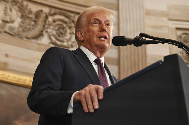 도널드 트럼프 미국 대통령이 20일(현지 시간) 미 연방의회 의사당 로툰다 홀에서 제47대 대통령 취임 선서를 마친 후 취임사를 하고 있다. 2025.01.21 워싱턴=AP 뉴시스