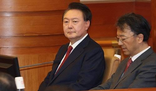 윤석열 대통령이 21일 서울 종로구 헌법재판소에서 열린 탄핵심판 3차 변론에 출석하고 있다.   [연합뉴스]