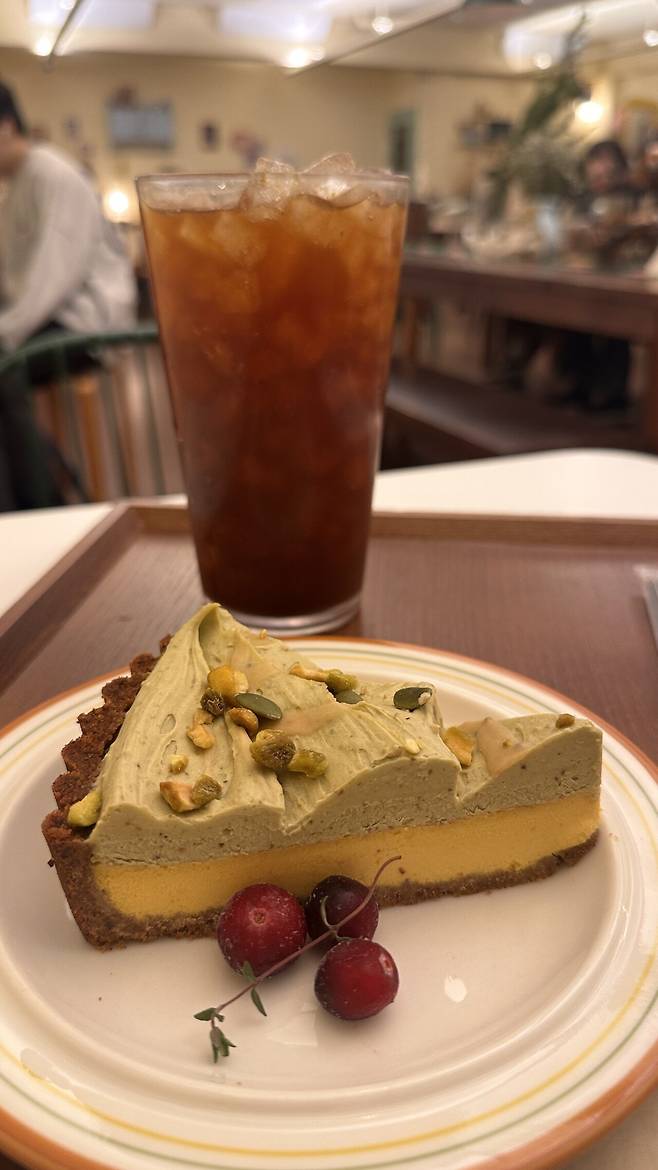 IMG_4869.jpeg 호박 피스타치오 파이 개존맛 먹고 집에서 백세주 먹고 졸림