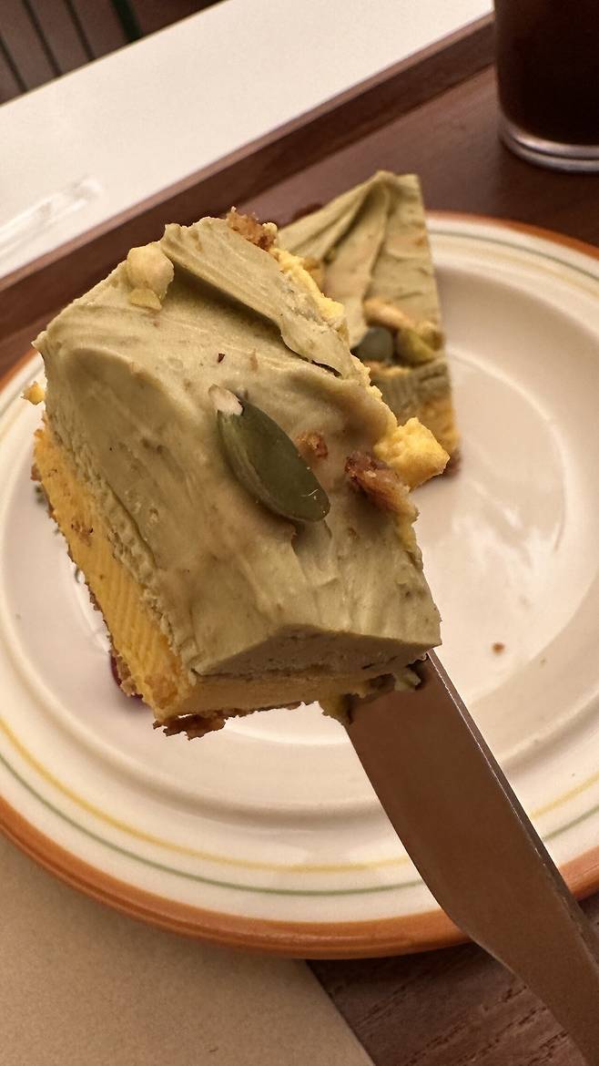 IMG_4871.jpeg 호박 피스타치오 파이 개존맛 먹고 집에서 백세주 먹고 졸림