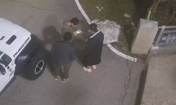 비상계엄 선포 직후인 지난해 12월4일 새벽 12시7분쯤 흰색 지프에서 내린 편의대 부대원들이 휴대전화로 지도를 살피고 있다.