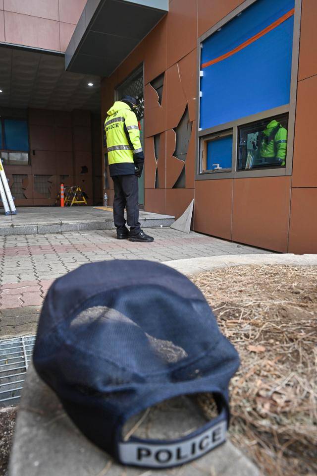 19일 새벽 윤석열 대통령 지지자들의 서울서부지법 난입 사태 여파로 20일 서부지법에서 경찰 등 관계자들이 출입 통제를 강화하고 있다. 정다빈 기자