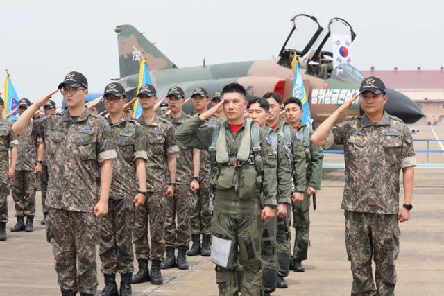 지난해 6월 경기 수원시 공군 10전투비행단에서 열린 F-4 팬텀(Phantom) 퇴역식에서 장병들이 퇴역하는 F-4 팬텀 전투기를 향해 거수경례하고 있다. 사진공동취재단
