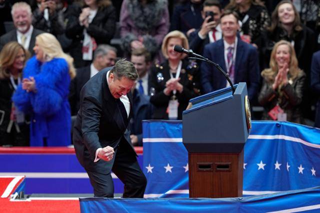 일론 머스크 테슬라 최고경영자가 20일 워싱턴 '캐피털원아레나'에서 도널드 트럼프 대통령 취임 축하 연설을 마친 뒤 환호하고 있다. 워싱턴=AP 연합뉴스